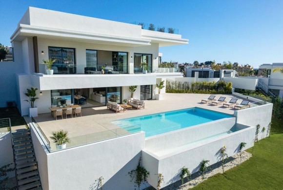 Villa for sale in New Golden Mile