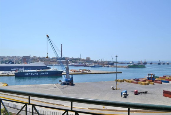 Building for sale in Piraeus suburbs