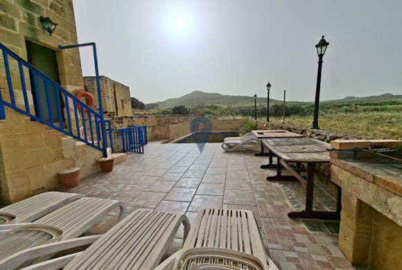 Country house for sale in San Lawrenz
