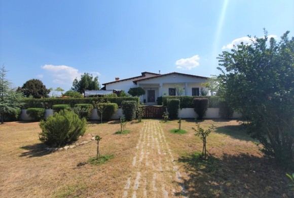 House for sale in Suburbs