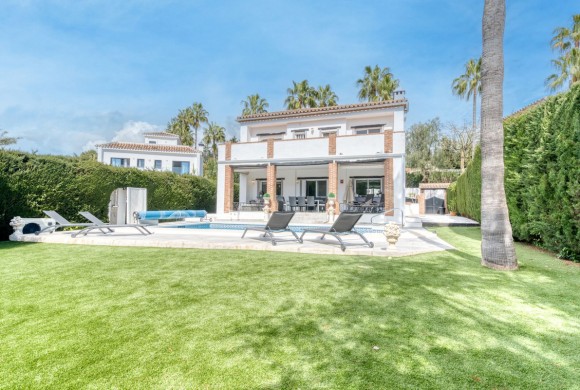 Villa for sale in Calahonda