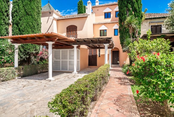Townhouse for sale in New Golden Mile
