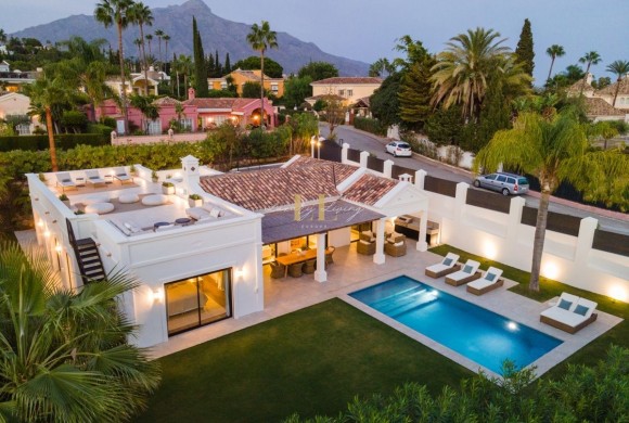 Villa for sale in Nueva Andalucia