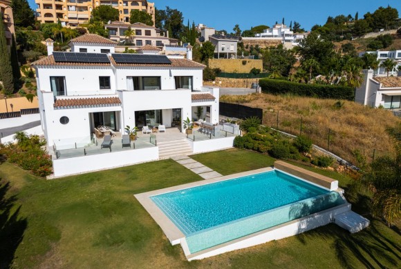 Villa for sale in Elviria