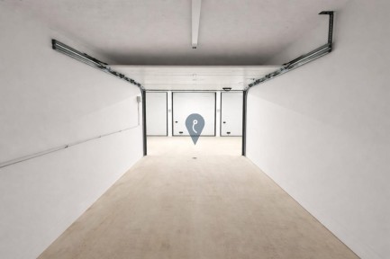 Garage / Parking Space for sale in