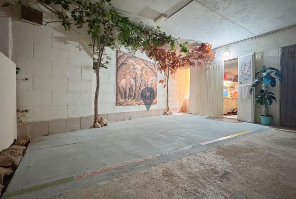 Garage / Parking Space for sale in Qala