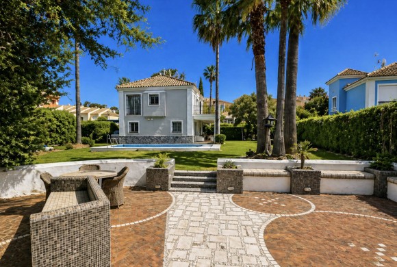 Villa for sale in La Duquesa