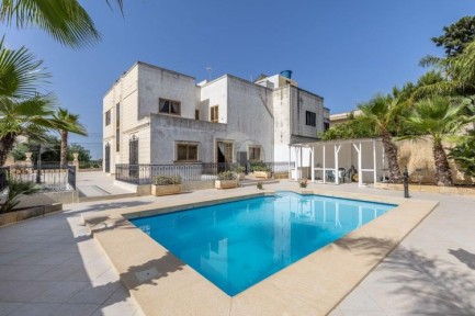 Villa for sale in