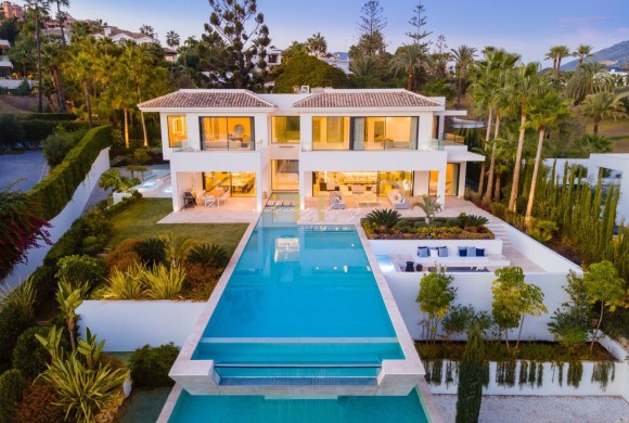 Villa for sale in Nueva Andalucia