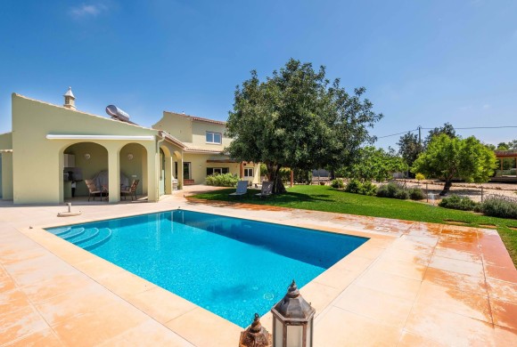 Villa for sale in Central algarve