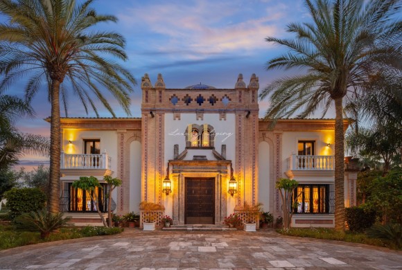 Villa for sale in Costa Del Sol