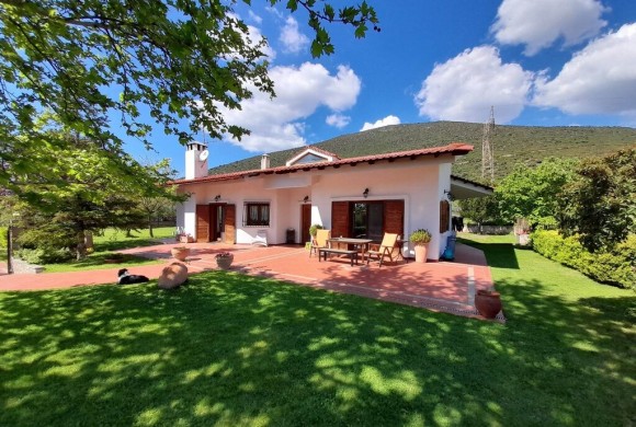 House for sale in Suburbs