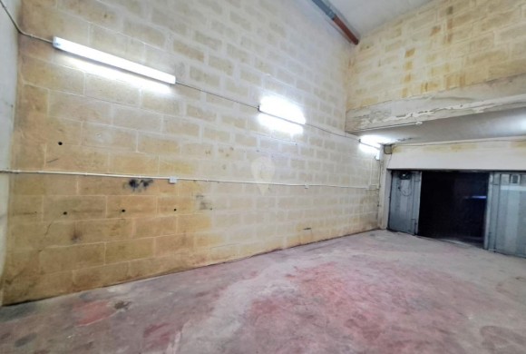 Garage / Parking Space for sale in Qala
