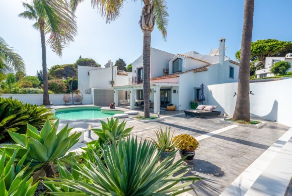 Villa for sale in Casares Playa
