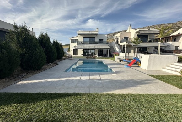 House for sale in Suburbs