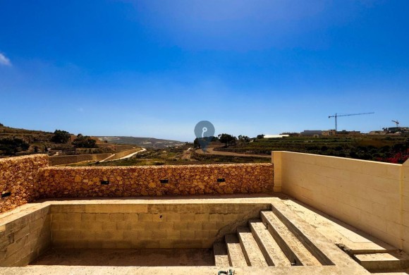 Country house for sale in San Lawrenz