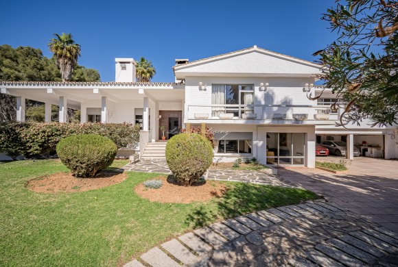 Villa for sale in Costa Del Sol