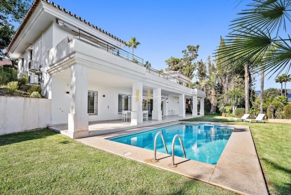 Villa for sale in Costa Del Sol